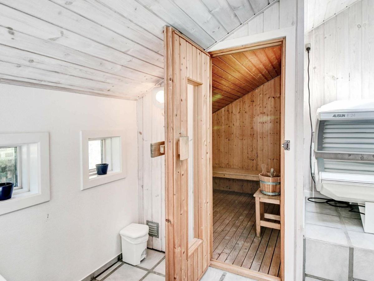 8 Person Holiday Home In Nex Vester Somarken エクステリア 写真