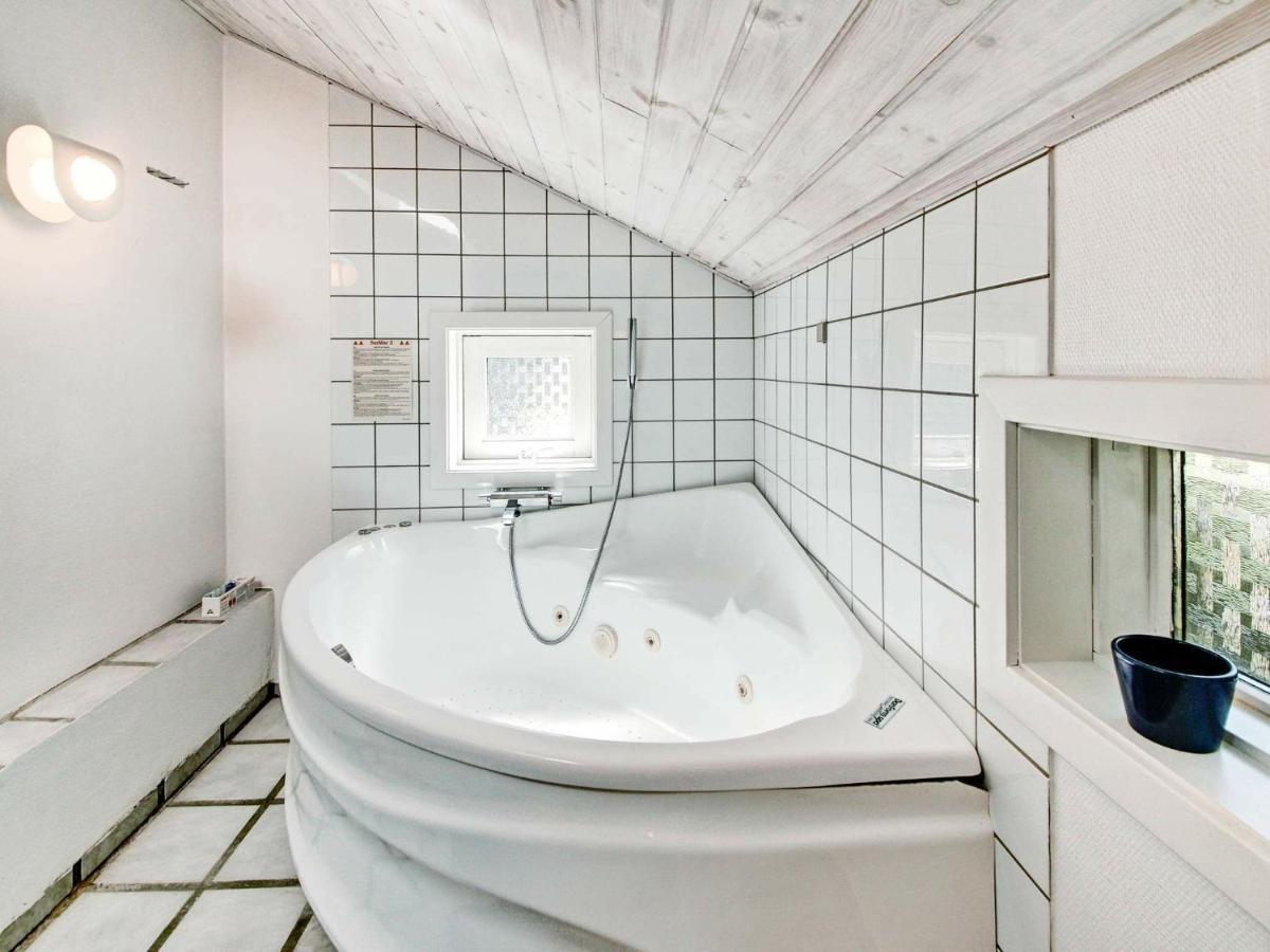 8 Person Holiday Home In Nex Vester Somarken エクステリア 写真
